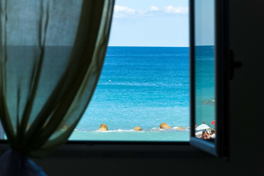 In Riva Al Mare B&B Capo dʼOrlando Buitenkant foto