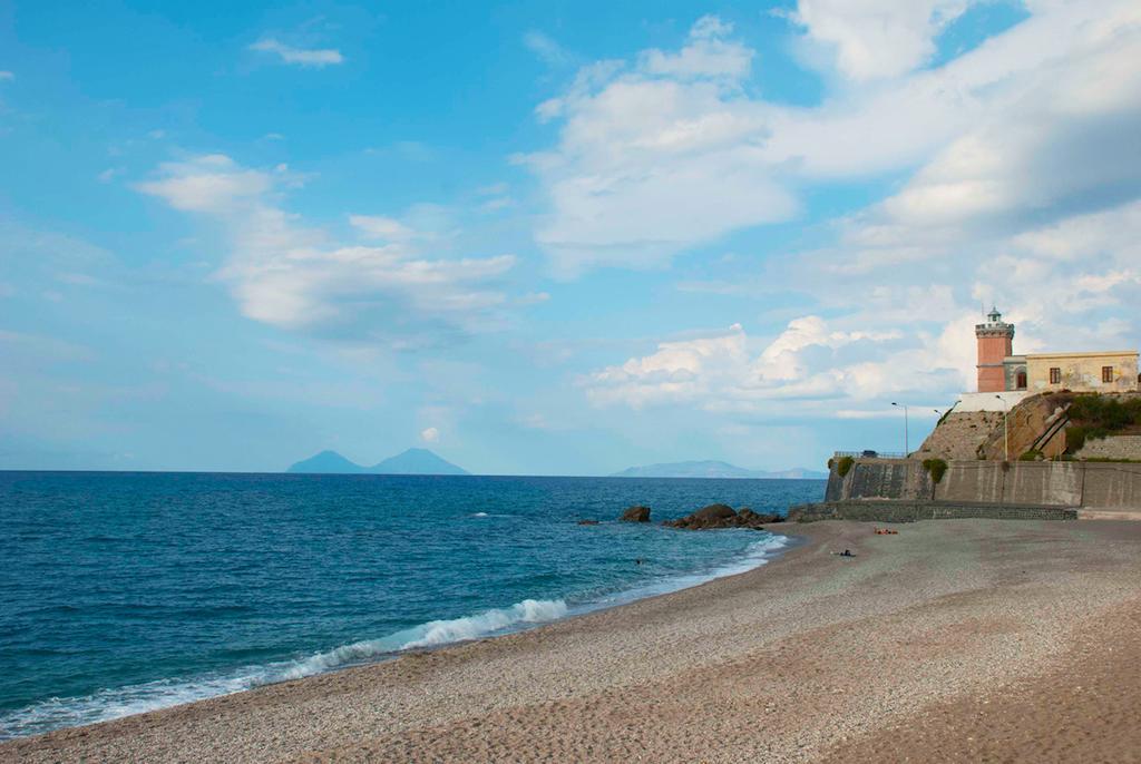 In Riva Al Mare B&B Capo dʼOrlando Buitenkant foto